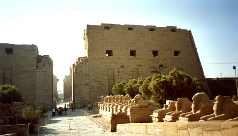 arrive au site de Karnak par le 'dromos' bord de sphinx 