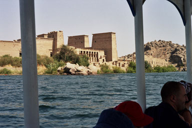 approche par bateau du temple de Philae sur une le