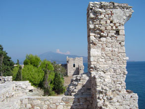 restes d'une arche au bord de la falaise